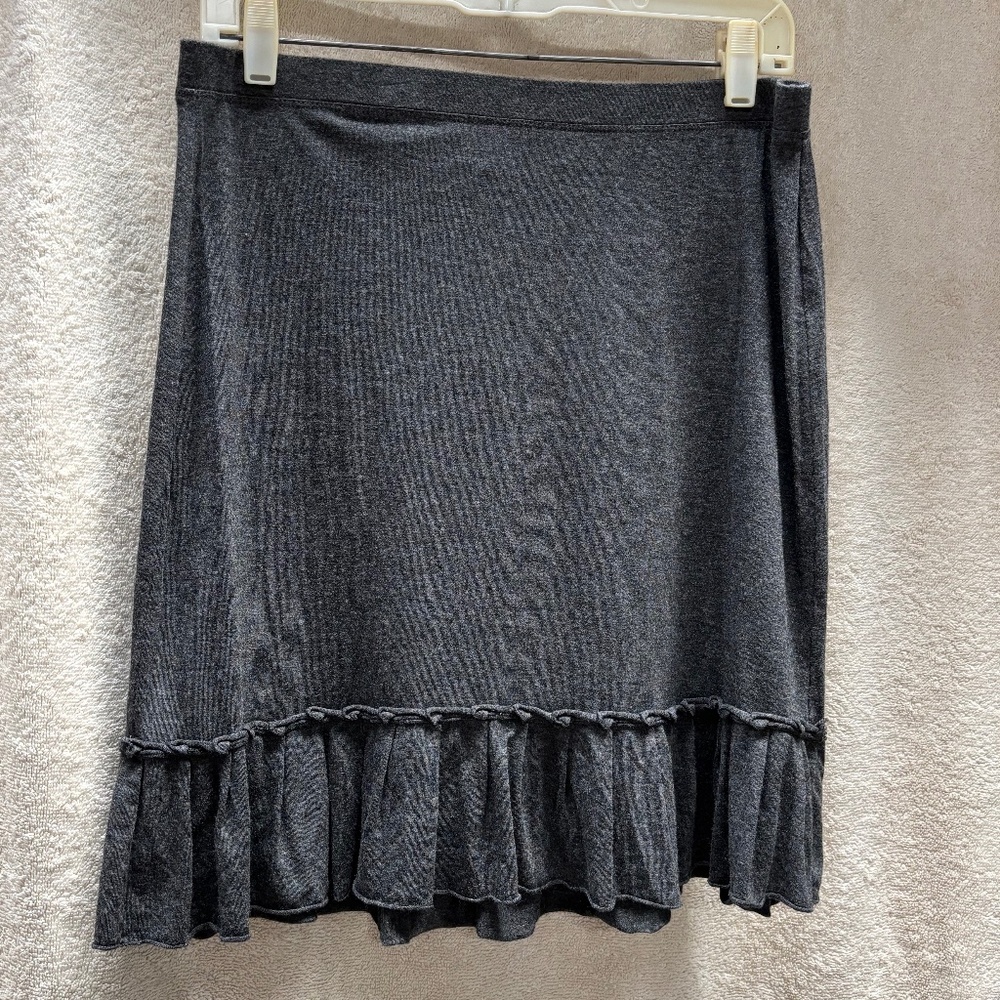 GUC Women's MaxStudio skirt M, charcoal  gray, stretch waist, ruffle bottom